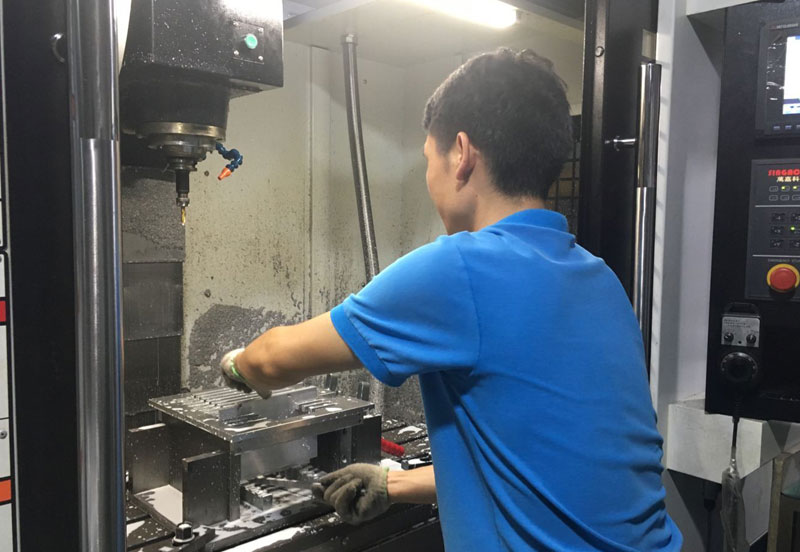 串焊机料盒厂加工车间