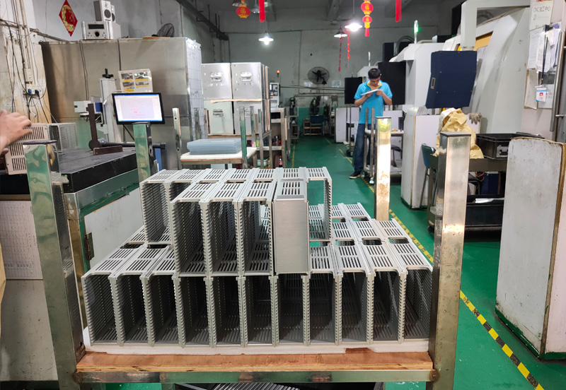 LED组装料盒加工车间.jpg